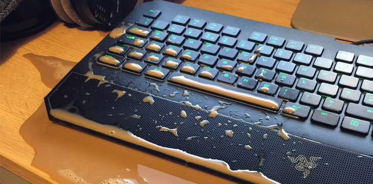 caiu café no teclado do notebook